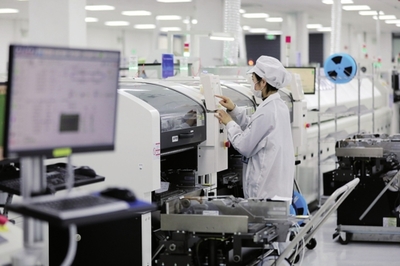 近年來,安徽省淮北市以長三角一體化發展為契機,相繼引進電子信息、裝備制造、新能源、新材料等產業項目,為當地經濟轉型發展提供有力支撐。圖為在淮北市烈山經濟開發區一家智能控制器生產企業,工人在車間內忙碌。新華社