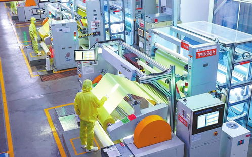 工人正在監(jiān)控設(shè)備運行情況